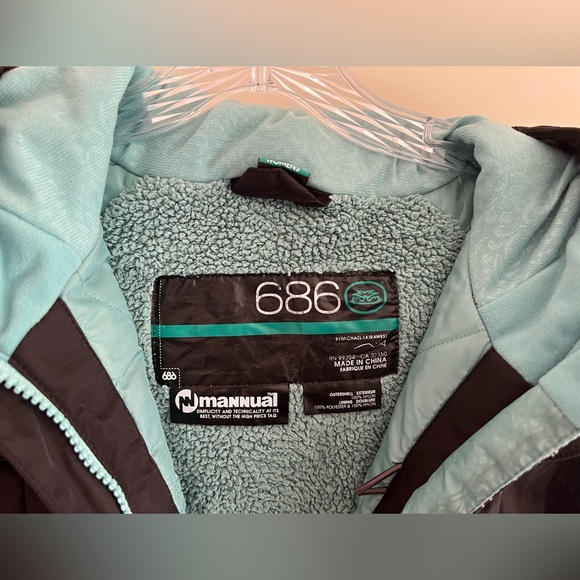686 Mannual Women’s Insulated Snowboarding Jacket in Black - Picture 2 of 12